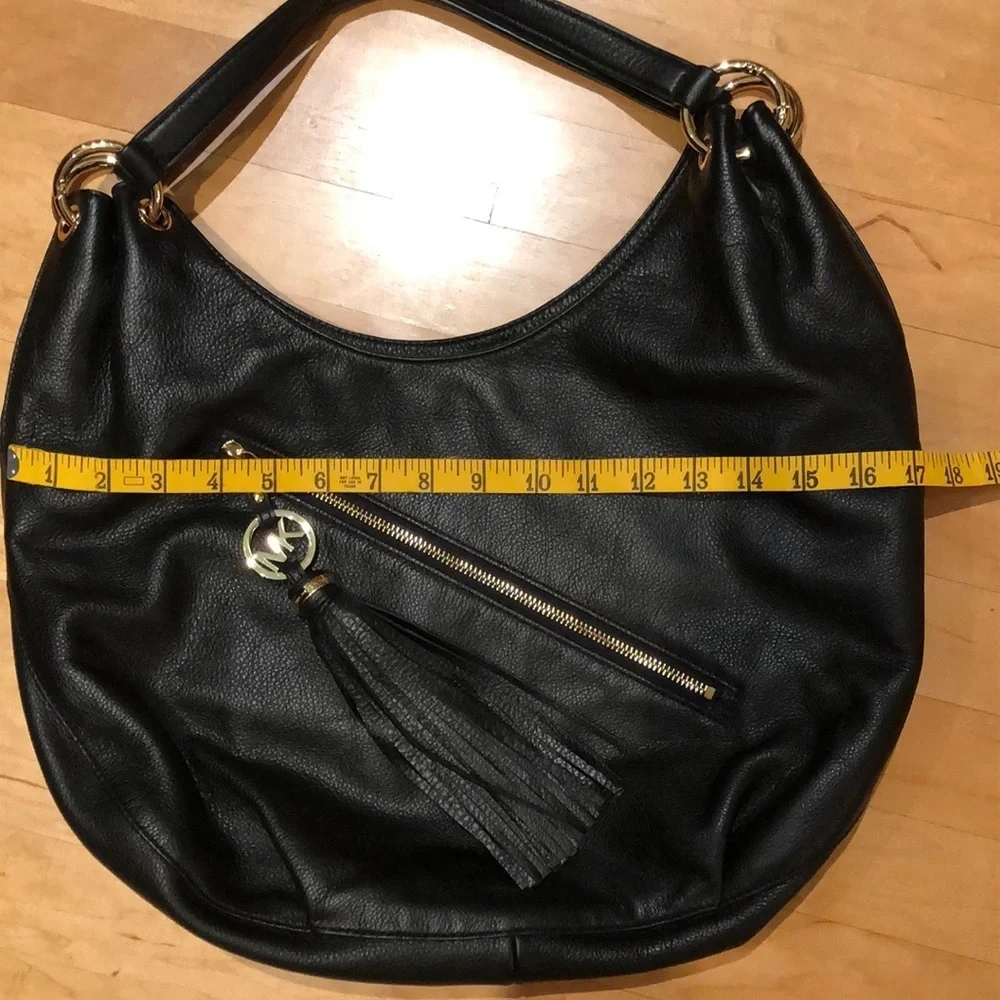 MICHAEL MICHAEL KORS BLACK PEBBLE LEATHER CHARM TASSEL HOBO SHOULDER BAG EUC